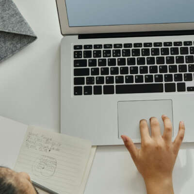 Mag ik even op je laptop? [b] 9 op de 10 ouders delen de werklaptop weleens met de kinderen [/b]