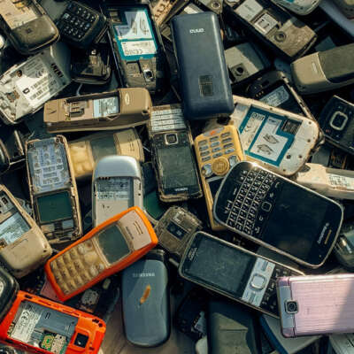 Honderdduizenden smartphones gooien we elk jaar zomaar weg en dat is dom, doodzonde en allesbehalve duurzaam 