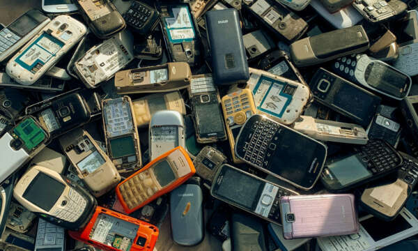 Honderdduizenden smartphones gooien we elk jaar zomaar weg en dat is dom, doodzonde en allesbehalve duurzaam